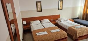 ein Hotelzimmer mit zwei Betten und Handtüchern in der Unterkunft Rest Hostel Airport Modlin in Nowy Dwór Mazowiecki