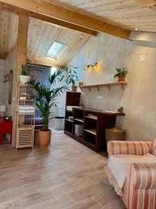 a living room with a couch and a desk with plants at Wellbeing guesthouse Casa é Connosco in Alvaiázere