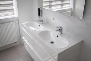 ein weißes Badezimmer mit Waschbecken und Spiegel in der Unterkunft Union Hotel Prague in Prag