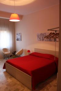 1 dormitorio con 1 cama roja en una habitación en Sant'Adriana, en Reggio Calabria