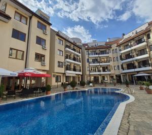 a large swimming pool in front of some buildings at Seaside Dream in Dolen Bliznak