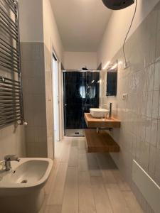a bathroom with a sink and a mirror and a tub at Mare guest house in Termoli