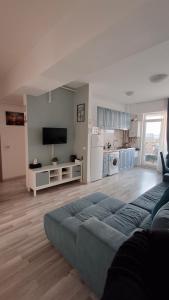 a large living room with a bed and a kitchen at Apartament COSTA in Mamaia