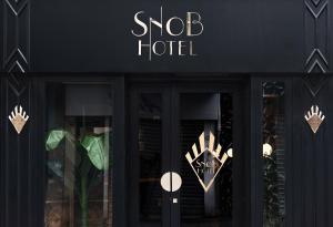 sklep przed sklepem z napisem w obiekcie Snob Hotel w Paryżu