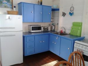 Ett kök eller pentry på onelovecottagetobago upstairs apartment