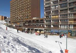 a group of people in the snow in front of a building at Studio cosy 4 pers, à APOLLO - Pied des pistes - SkiOpied, Casier à skis - Parking Gratuit - Domaine des Sybelles in Villarembert
