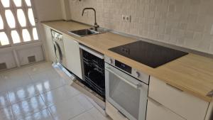 a kitchen with a sink and a dishwasher at Pet Friendly Apartment Playa Tavernes in Tavernes de Valldigna