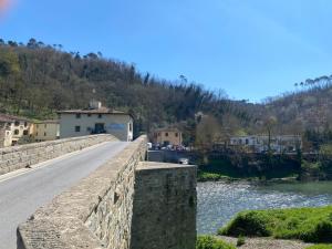 a bridge over a river next to a road at Casa Carmen Vicchio, natura vicino a stazione e Mugello Circuit in Vicchio