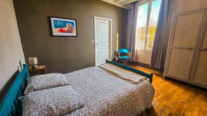 a bedroom with a bed and a window at L'Aube du Lac in Drosnay