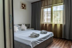 a bedroom with a bed with two towels on it at Apartament Deea in Orşova