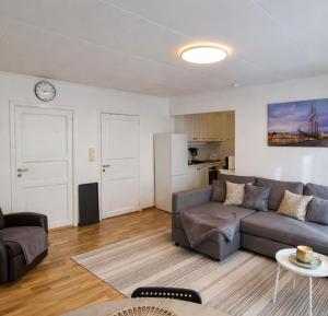 a living room with a couch and a table at Stavanger Sea 1 Ultra Central Dali Apartament General Shop Open 7 l 7 in Stavanger