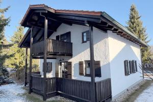 a small house with a porch and a roof at Nalas Auszeit in Regen