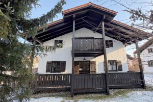 a house with a porch and a balcony at Nalas Auszeit in Regen