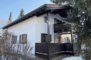 a small white house with a balcony on it at Nalas Auszeit in Regen