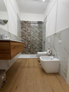 a bathroom with a toilet and a sink and a tub at Casa Arco Varano in Crotone