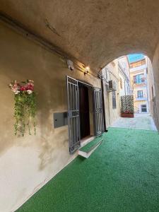 a building with a green floor and a window at Casa Arco Varano in Crotone