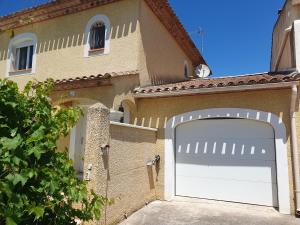 a building with a white garage door on it at Chez DavSon in Cers
