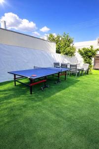 a ping pong table on the grass in a yard at בית פרטי ליד הכנרת בקריית שמואל מושלם לאירוח בשבתות ובחגים in Tiberias