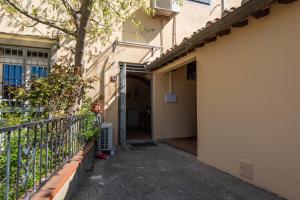 an entrance to a building with an open door at Windrose Cottage di Gio in Pisa