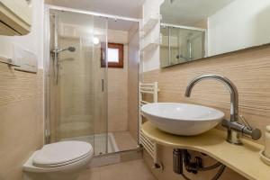 a bathroom with a sink and a toilet and a shower at Windrose Cottage di Gio in Pisa