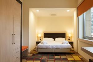 a bedroom with a bed and a window at BV President Hotel in Rende