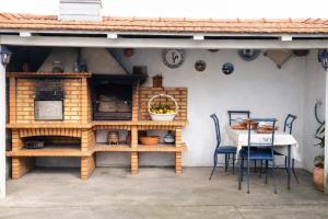 a kitchen with a table and a table and chairs at Herama Sea Guesthouse in Vila Nova de Gaia