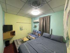 a bedroom with a bed and a tv in it at 綠島-Hi Young 漾&漾居 in Green Island