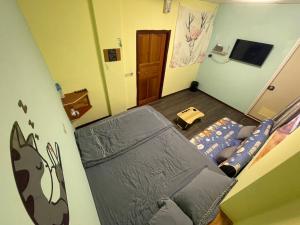 a room with a couch and a dog painted on the wall at 綠島-Hi Young 漾&漾居 in Green Island +21 photos