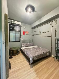 a bedroom with a bed in a room at 綠島-Hi Young 漾&漾居 in Green Island