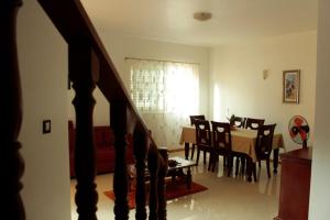 a dining room and kitchen with a table and chairs at Flat Mimmo in Praia