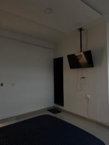 a bedroom with a bed and a tv on the wall at Suite Privada Moderna in Santa Ana Chiautempan