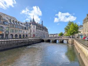 a bridge over a river in a city with buildings at Le Studio Évasion Tropicale in Quimper