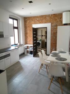 a kitchen and dining room with a table and chairs at TG Krakowska Kamienica in Tarnowskie Góry