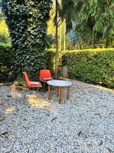 two chairs and a table in a garden at Duplex Las Margaritas Bosque Peralta Ramos in Mar del Plata