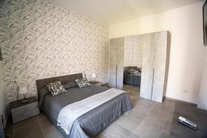 ein Schlafzimmer mit einem Bett und einem Wandbild in der Unterkunft Penta House in Fisciano