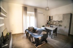 ein Wohnzimmer mit Sofa und Tisch in der Unterkunft Penta House in Fisciano