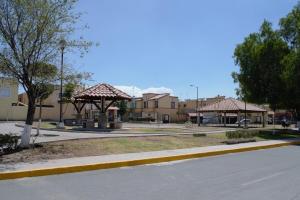 a street with a park with a gazebo at Mi Casa Modernista cerca del AIFA in Santa Cruz Tecamac