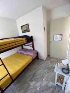 a room with two bunk beds and a table at Mi Casa Modernista cerca del AIFA in Santa Cruz Tecamac