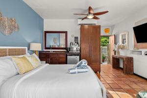 a bedroom with a bed and a ceiling fan at Tres Sirenas Beach Inn in Rincon