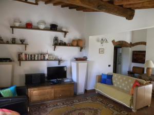 a living room with a couch and a tv at Casa Tucci in Reggello