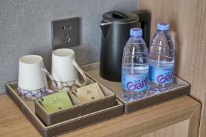 a tray with two bottles of water on a table at 夏朗酒店 Xialang Hotel&Free ShuttleBus to Guangzhou BaiyunInternational Airpor in Guangzhou