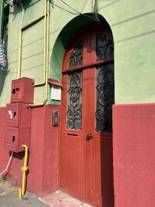 a red door in the side of a building at Studio Yas Central Arad in Arad