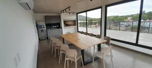 a kitchen and dining room with a wooden table and chairs at Seaside Piriápolis apartamento 105 in Piriápolis