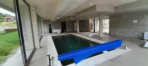a large swimming pool in a house with a blue inflatable at Seaside Piriápolis apartamento 105 in Piriápolis