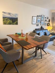 a living room with a wooden table and chairs at Ferienwohnung Woodlook in Bad Sachsa