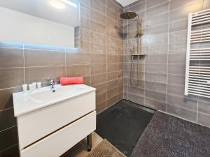 a bathroom with a sink and a shower at Maison Familiale, Jardin Privé, Proche Disneyland in Coutevroult +25 photos