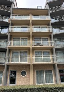 an apartment building with windows and balconies at Residence Rodin in Nieuwpoort