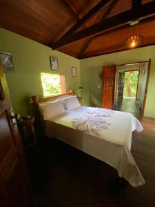 a bedroom with a bed in a room with a window at Pousada e Camping Lumiar in Lençóis