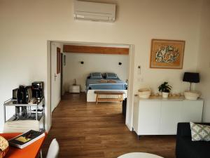 a bedroom with a bed in a room at "La Parenthèse balarucoise" in Balaruc-le-Vieux