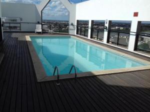 a swimming pool on top of a cruise ship at Flat Jardim de Allah in Campos dos Goytacazes